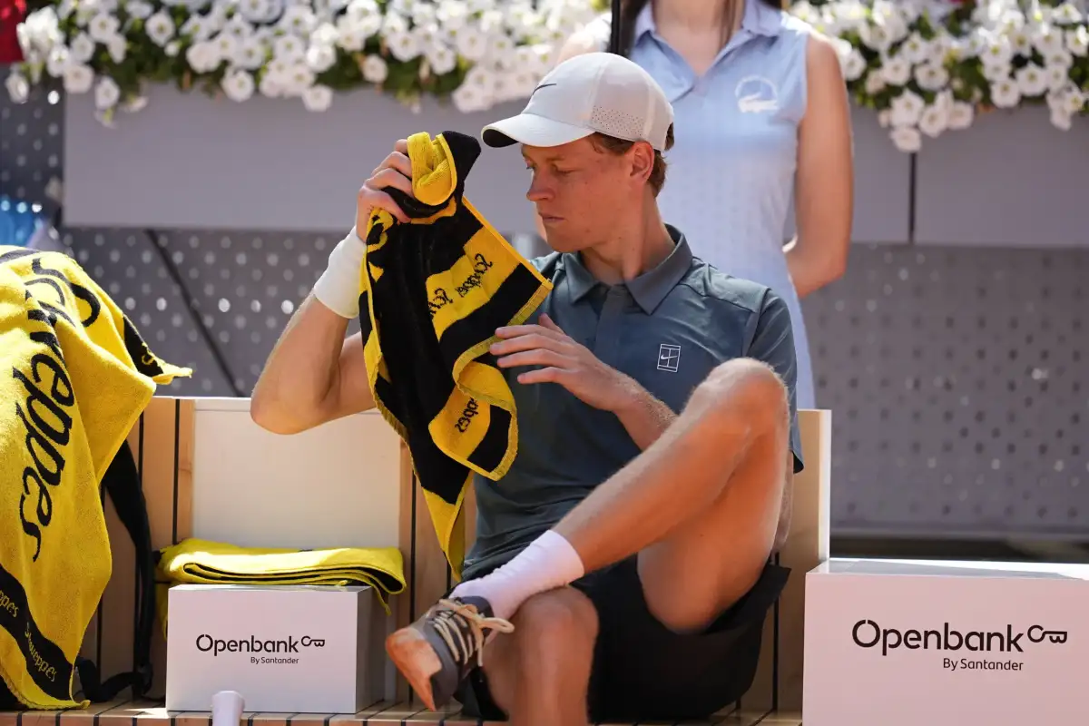 Spurs run away with Game 5 to finish off Blazers - 4