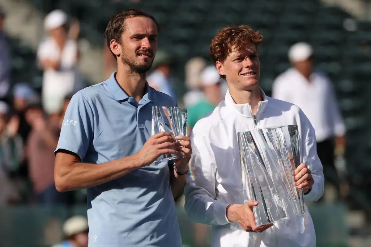 Jannik Sinner outlasts Daniil Medvedev in Italian Open semis despite ailing in second set, rain postponement in third - 2