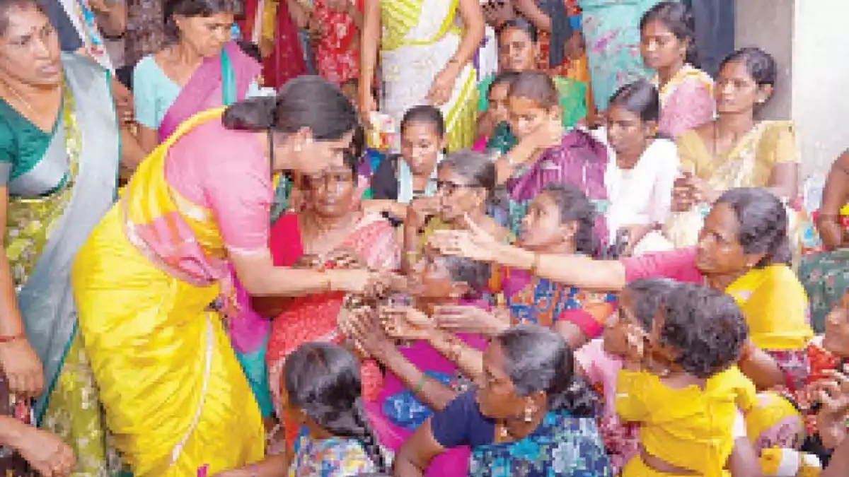 Displaced families of Velugumatla stage dharna, Kavitha, Visharadan Maharaj join the protest - 3