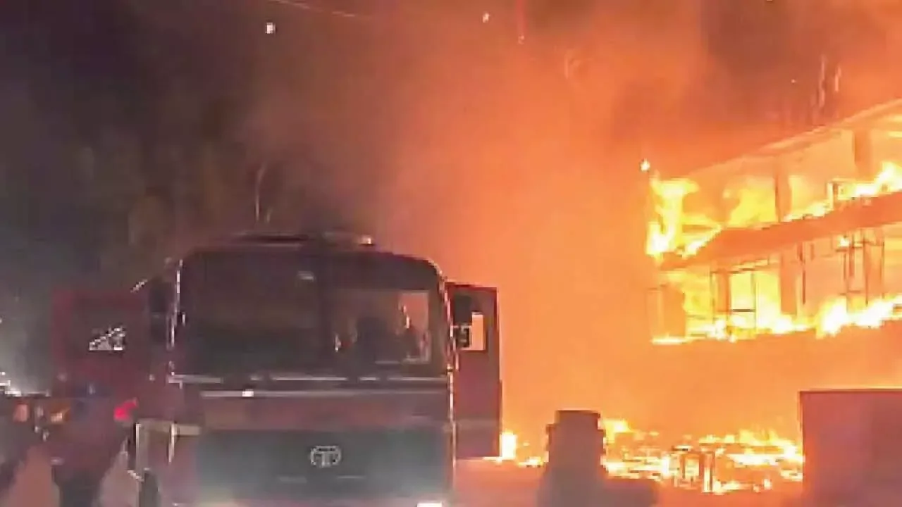 Major fire engulfs furniture showroom in Chandanagar, no casualties reported - 1
