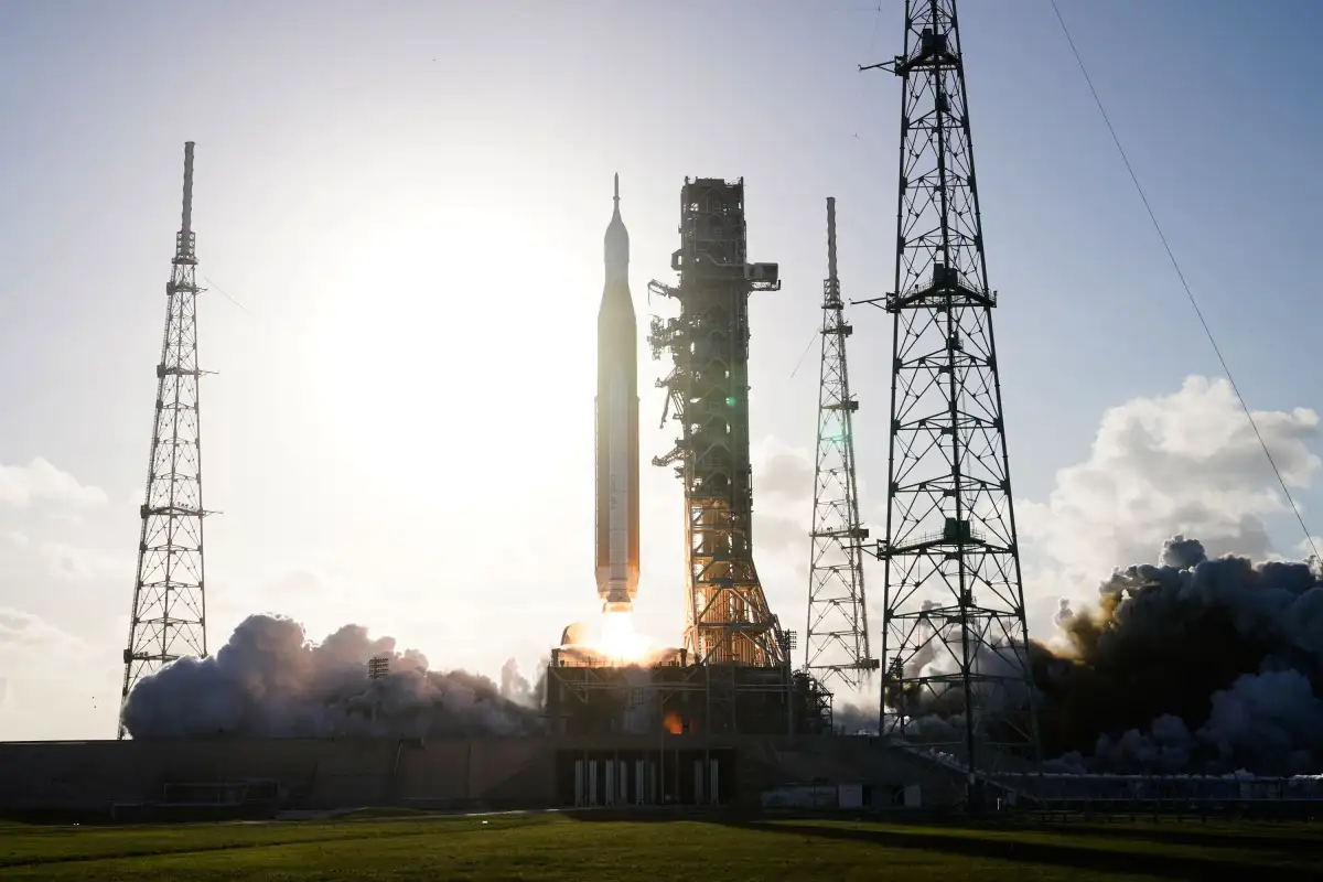 Artemis II astronauts pass 100,000 miles from Earth on voyage to the moon - 3