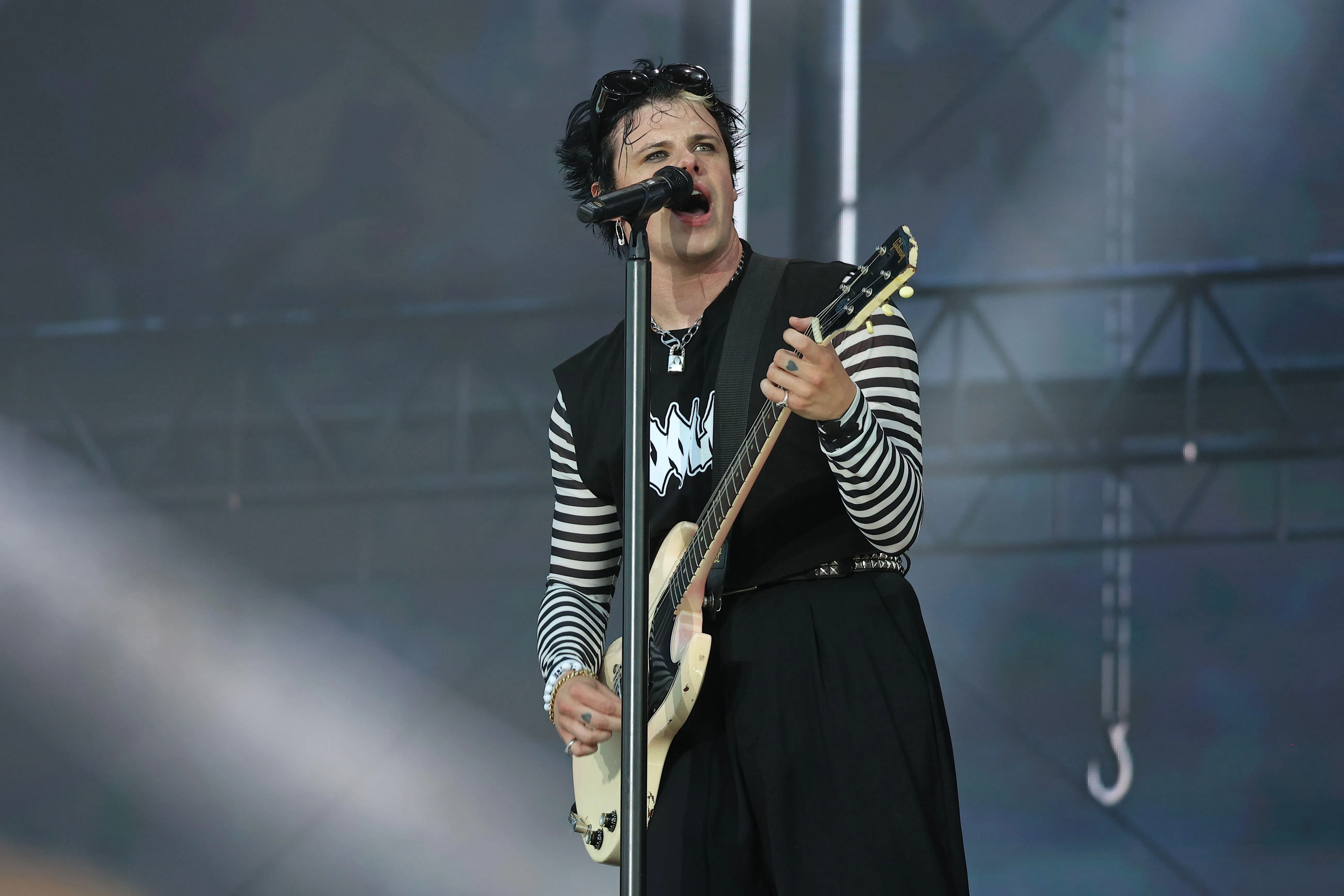Police search for Yungblud stalking suspect - 3