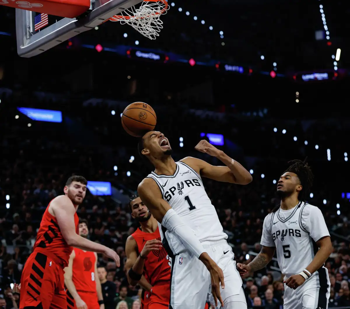 Spurs run away with Game 5 to finish off Blazers - 3