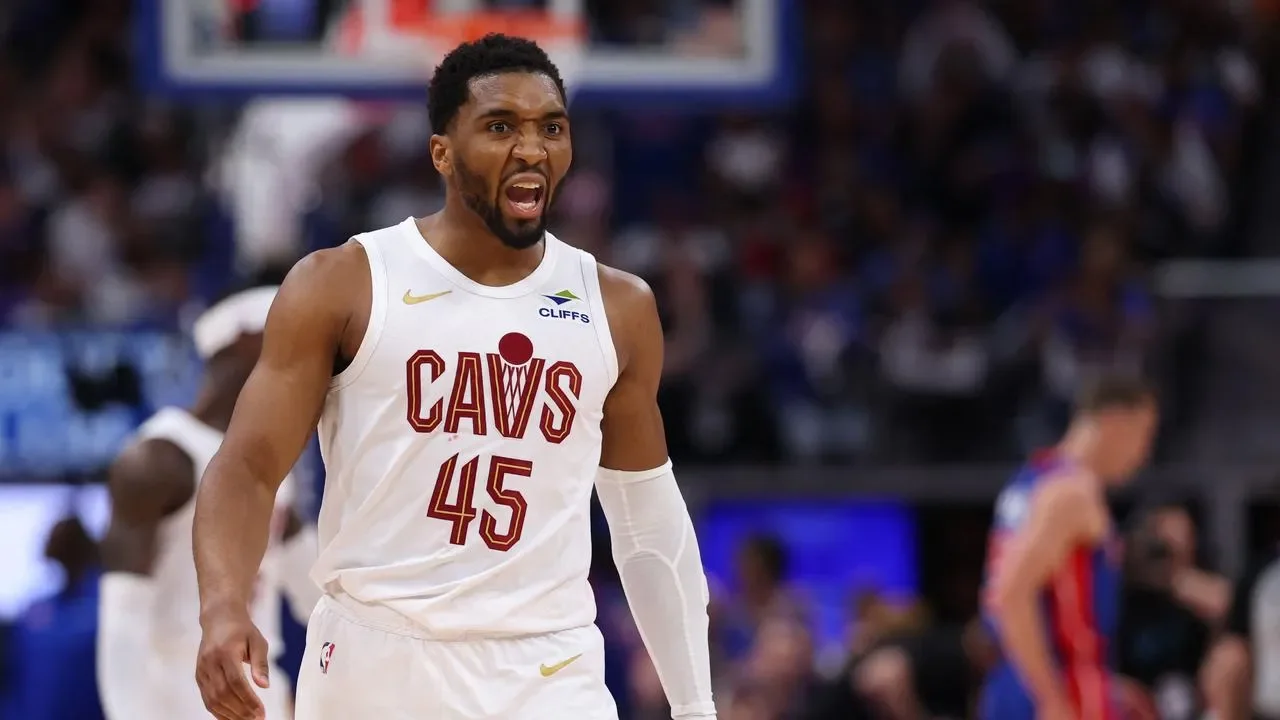 Cavaliers thrash Pistons to reach Eastern finals - 3