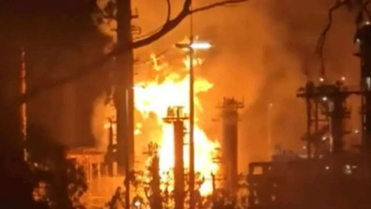 Explosions and massive fireballs erupt at Geelong refinery - 3