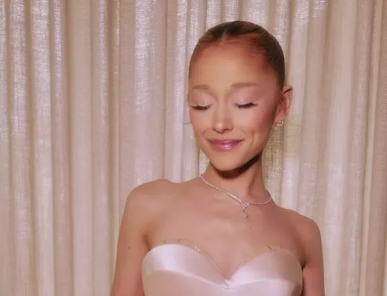 Ariana Grande Rumours: Singer's Insurance Premium Tripled Amid Tour Cancelation Fears Caused by Her Deteriorating Health - 3