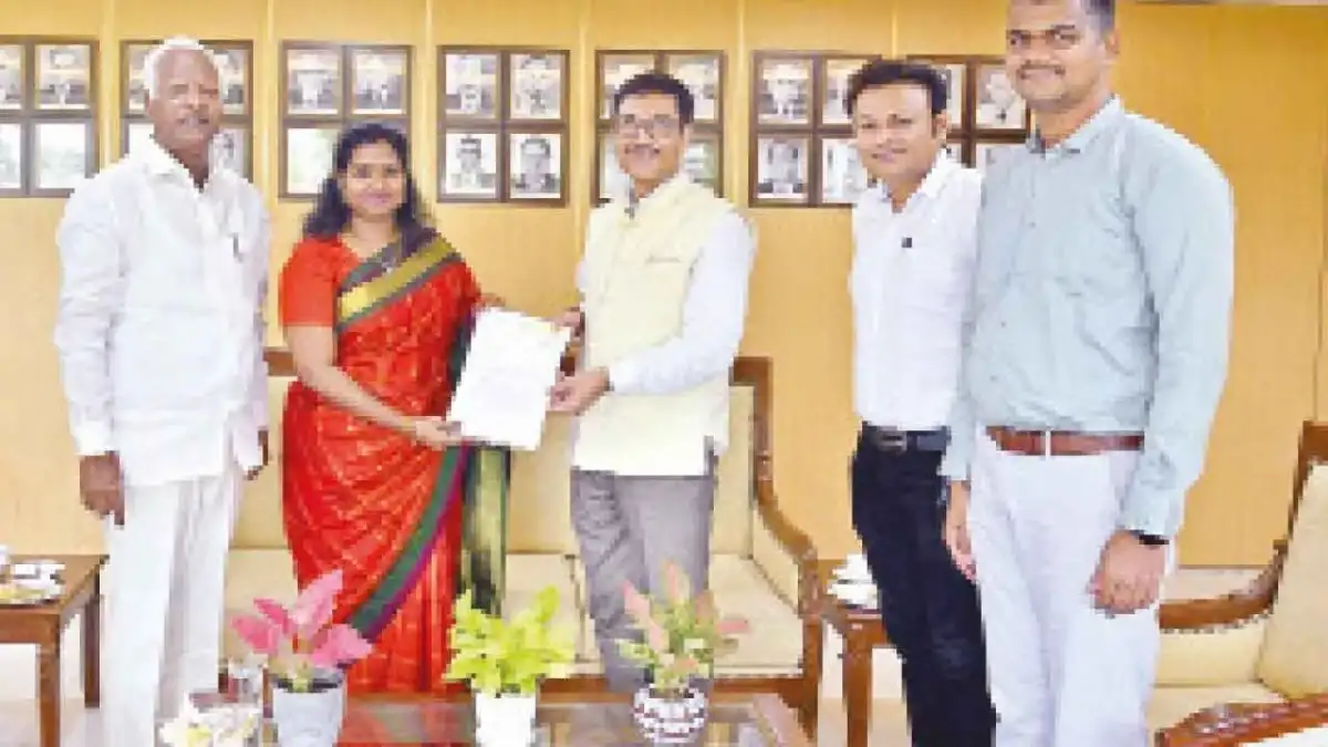 SCR GM urged to give jobs to those gave up lands for Kazipet coach factory - 3