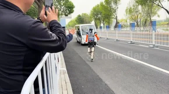 Humanoid robot crashes into fence during Beijing robot half-marathon - 1
