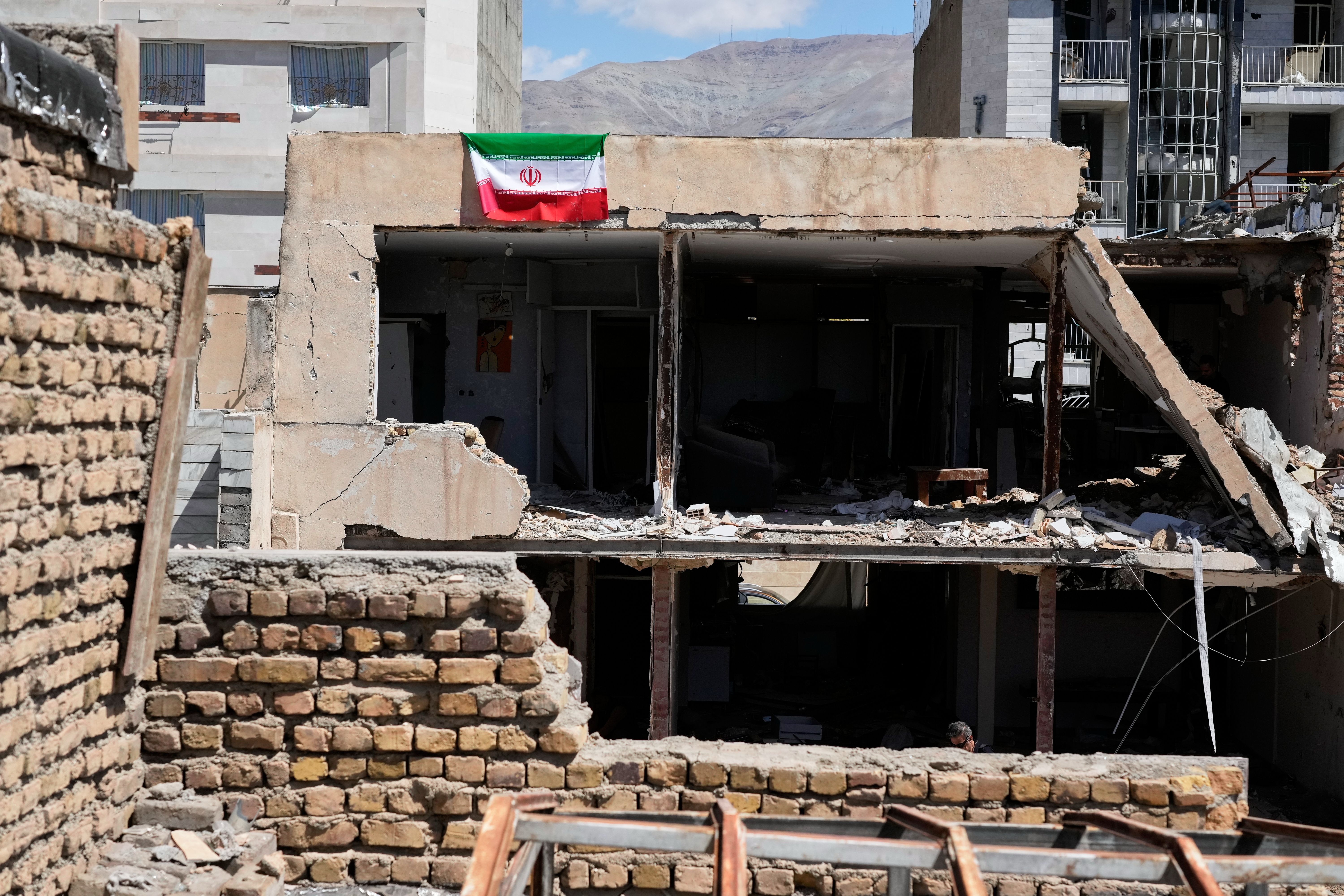 US-Iran war live updates: US fighter jet shot down by Iran, one crew member rescued; Iranian Speaker mocks search; Trump wants $1.5 trillion defence budget - 4