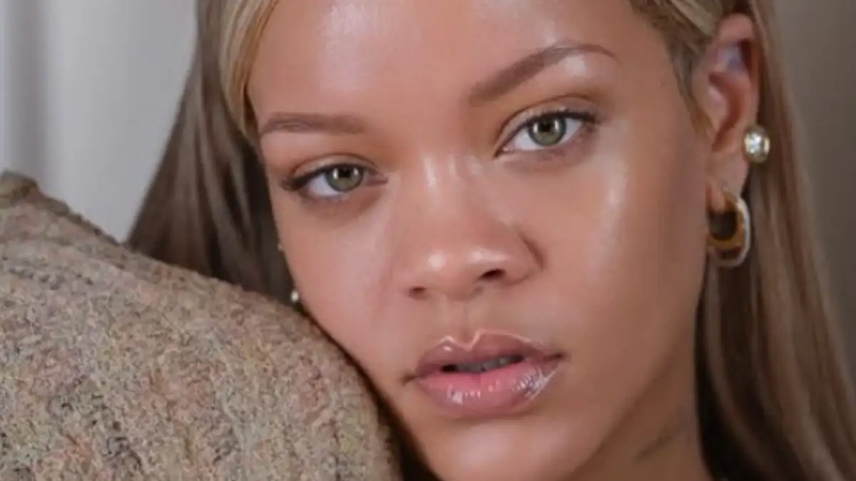 Video Shows Rihanna Protesting Outside Trump Tower on Women's March: FACT CHECK - 2
