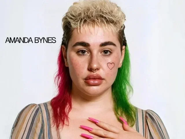 Amanda Bynes announces release of new electronic song Girlfriend as she makes music comeback: 'Please listen' - 1