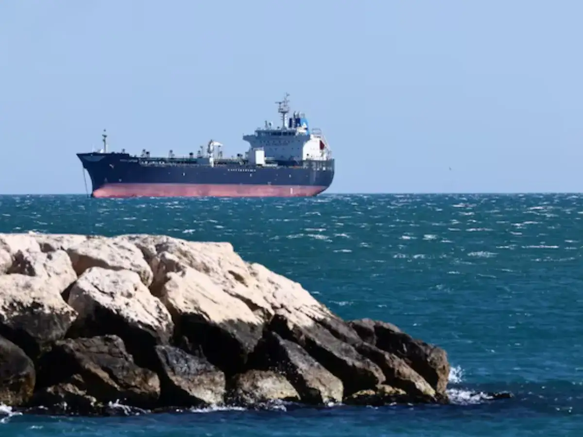 Oil prices rise after US and Iran exchange fire in Hormuz strait - 2