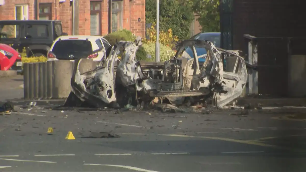 New IRA suspected over car explosion outside Belfast police station - 1