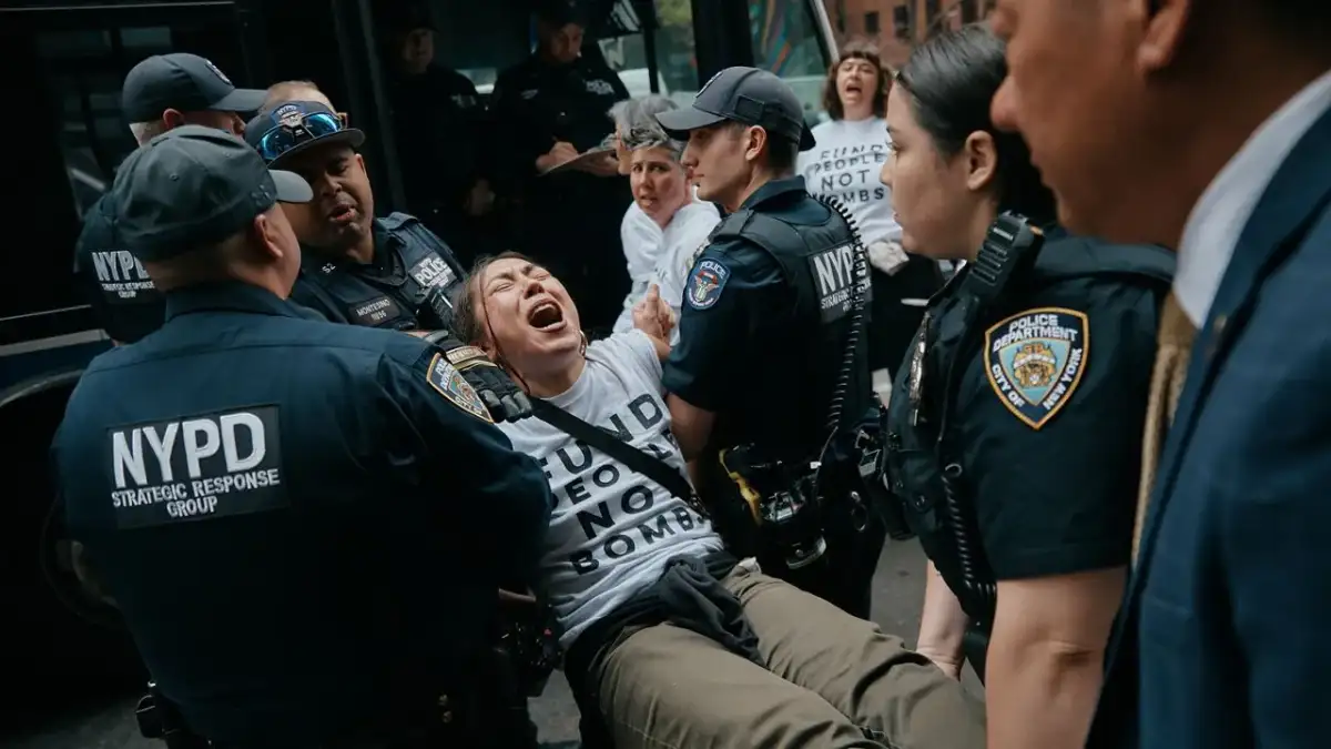 'Senators Have the Power to Stop This' — Chelsea Manning Among Over 100 Arrested at NYC Anti-Arms Sale Protest - 3