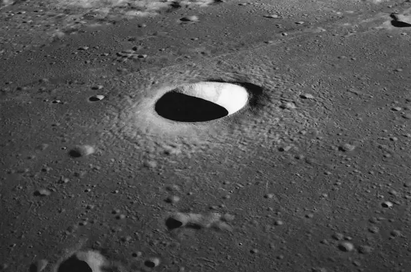 Elon Musk pivots SpaceX to moon from Mars as IPO approaches - 1