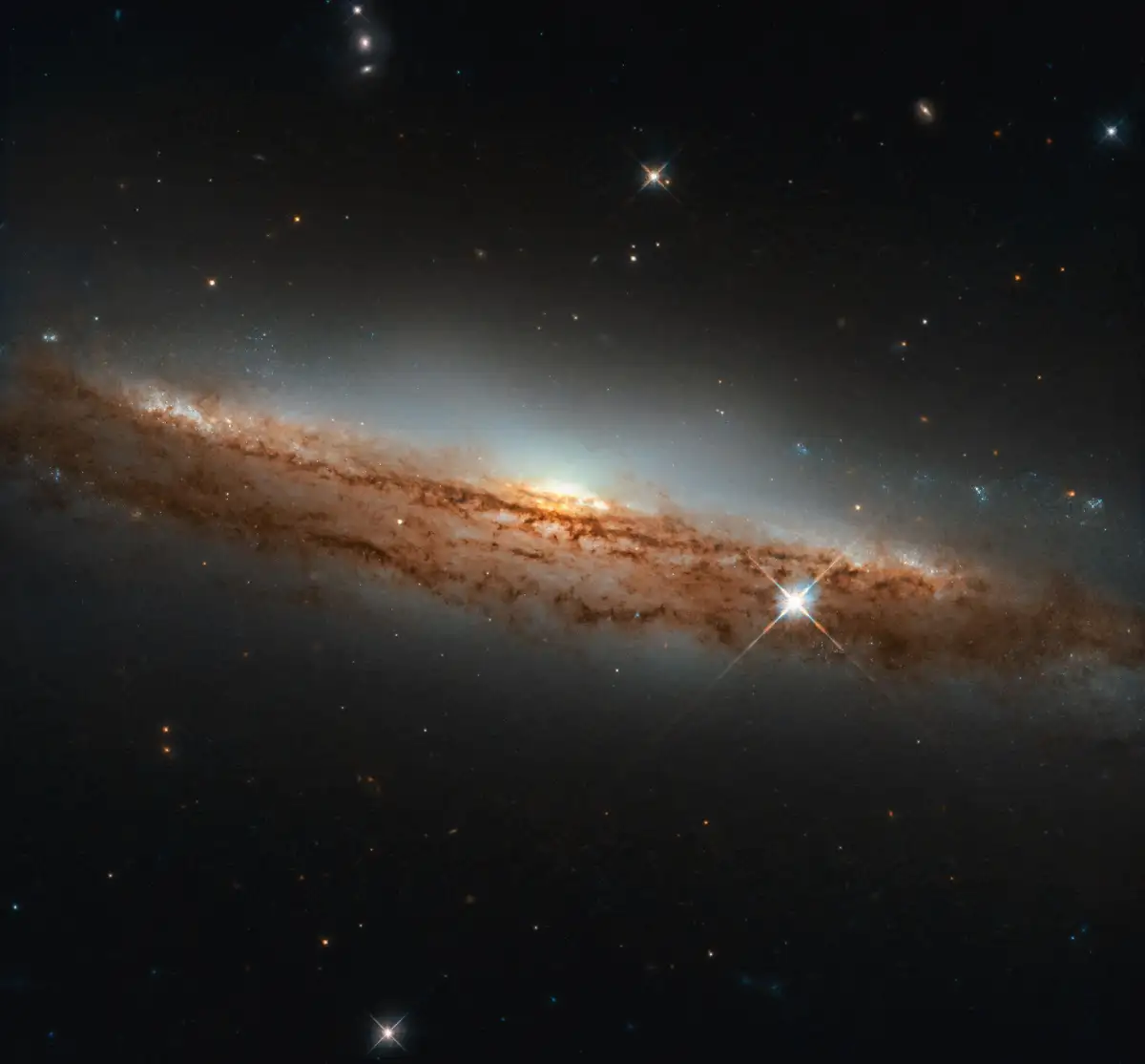 Hubble reveals spiral galaxy 53 million light-years away in striking detail - 1