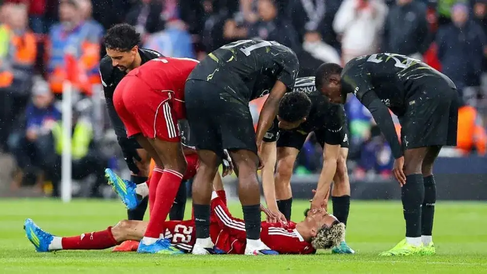 Ekitike suffers potential season-ending injury in Liverpool loss to PSG - 2