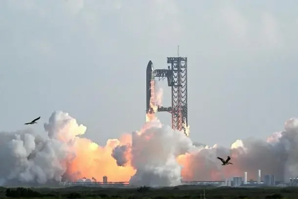 SpaceX's IPO moonshot draws some doubters on Wall Street - 3