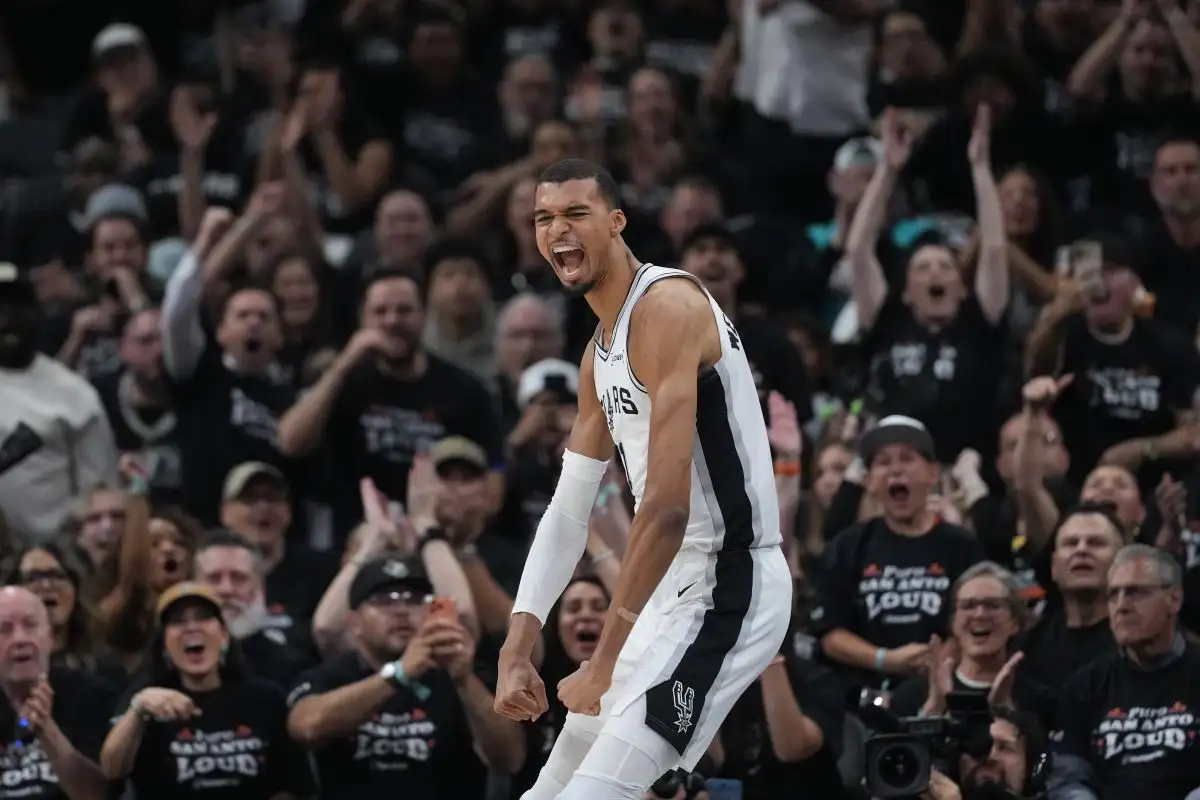 Spurs run away with Game 5 to finish off Blazers - 1