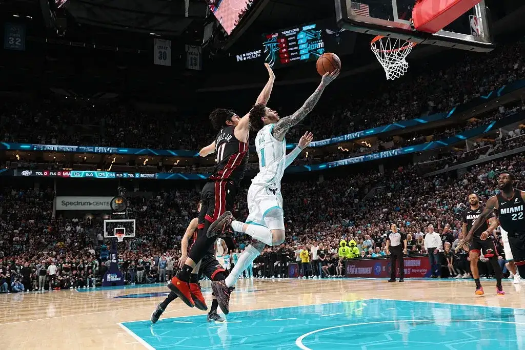 Amazon video feed cuts out in OT of must-win Heat-Hornets play-in game - 2