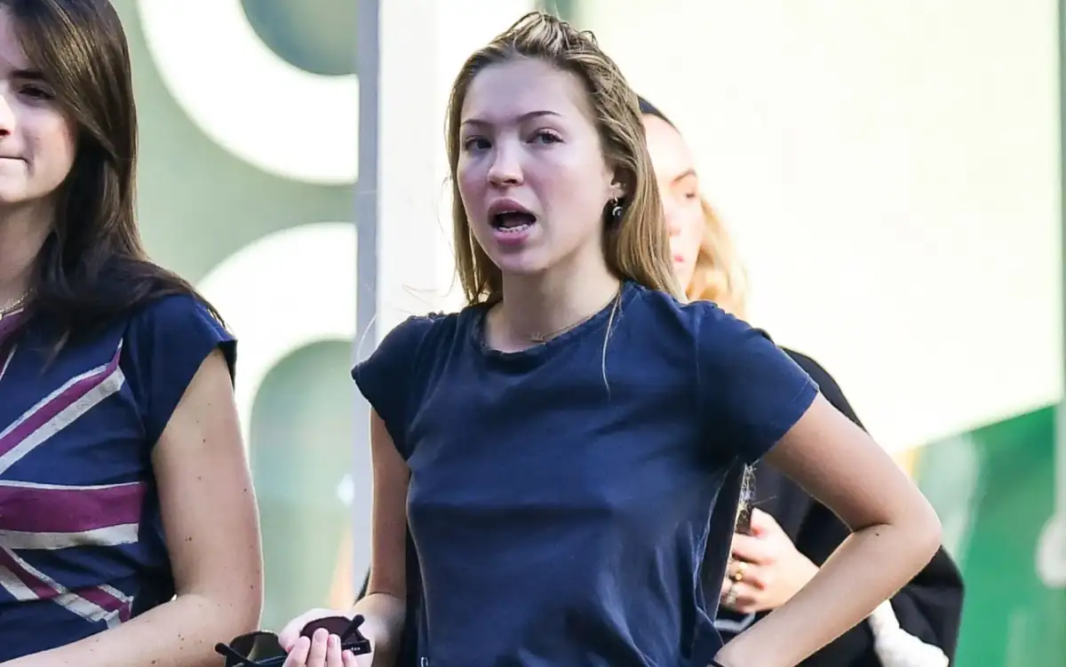 Lila Moss flashes her abs in a skimpy black crop top and matching shorts as she enjoys tropical holiday - 4