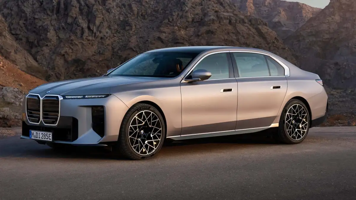 BMW's new 7 Series offers updated interior digs, more EV range; CEO calls it 'real transformation' for $100K car - 3