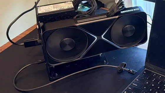 Installing the desktop GPU 'RTX 5090' into a MacBook Air with an M4 chipset. - GIGAZINE - 3