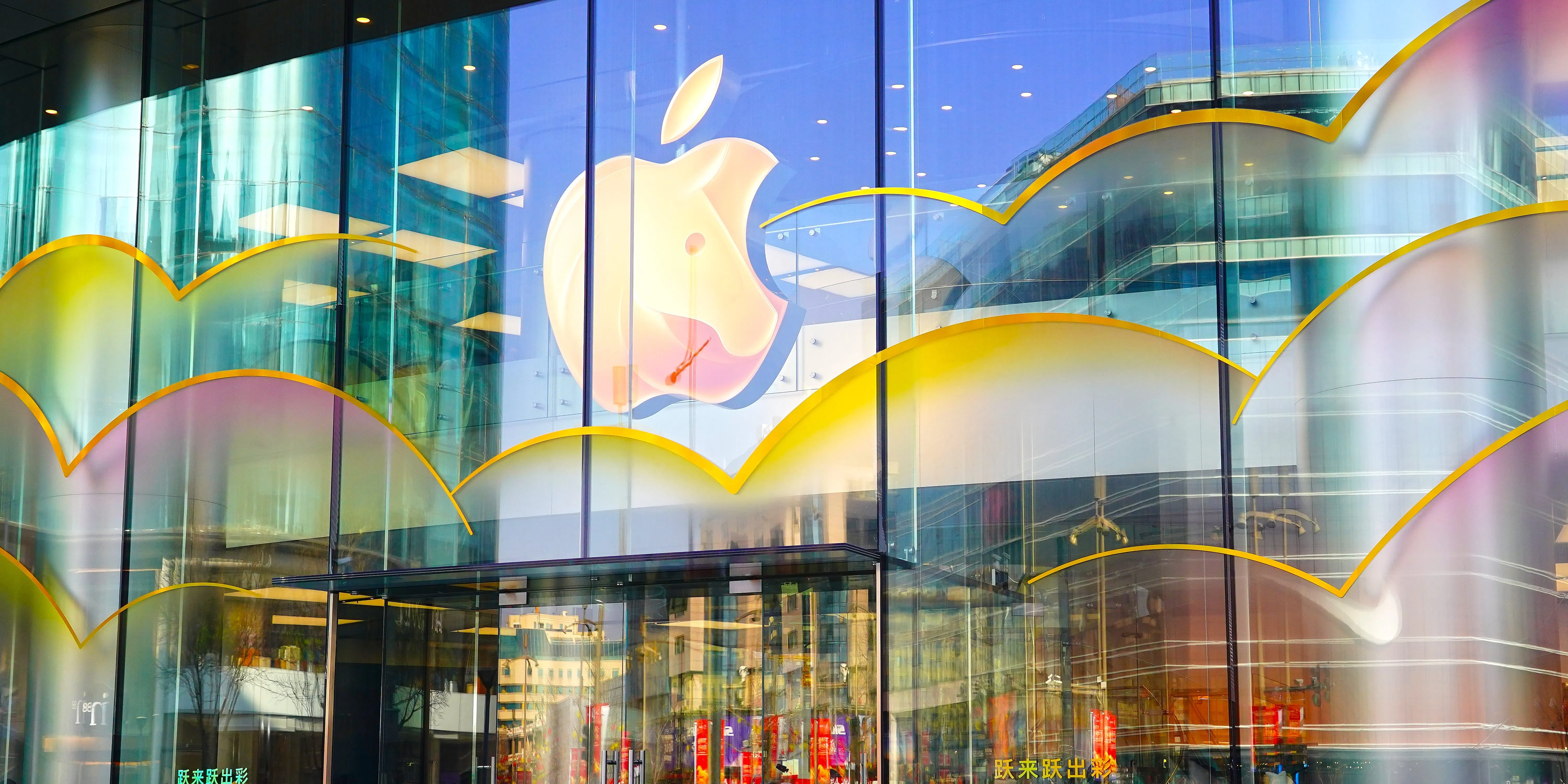 Apple Board Veteran Sells $71 Million in Stock After Record Earnings - 1