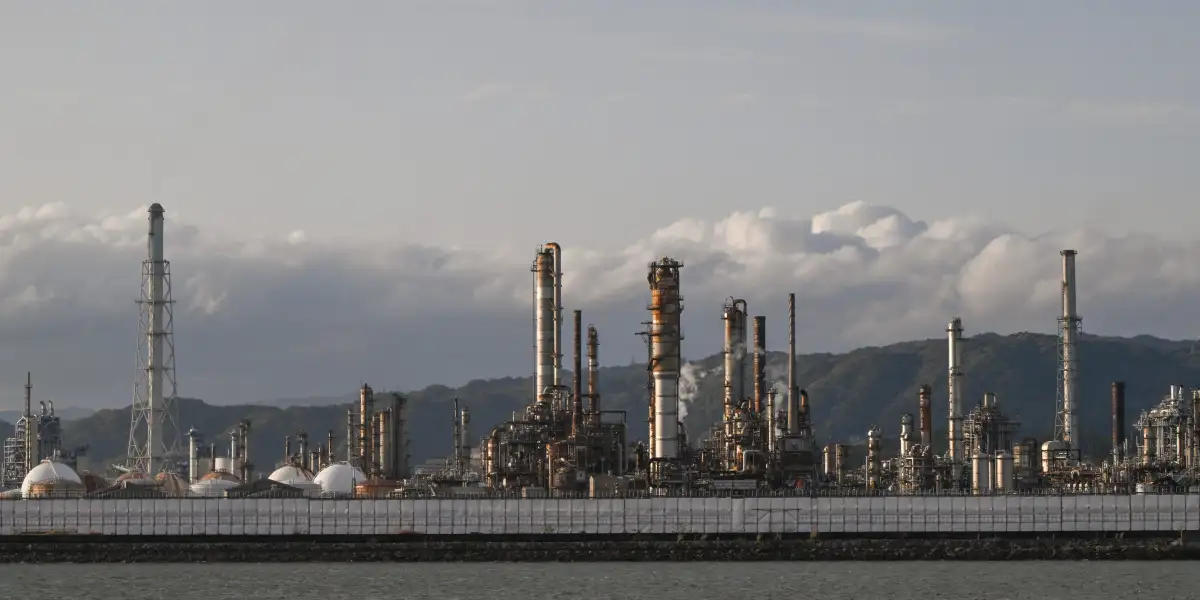 Fourteen Elizabeth line passengers receive medical treatment after reports of 'smell of chemicals' and people 'feeling unwell' on Farringdon station platform - 2