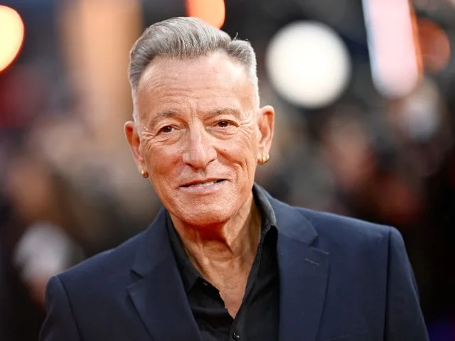 Famously anti-MAGA Bruce Springsteen stuns crowd by PRAYING for Trump's safety after Correspondents' Dinner shooting - 1