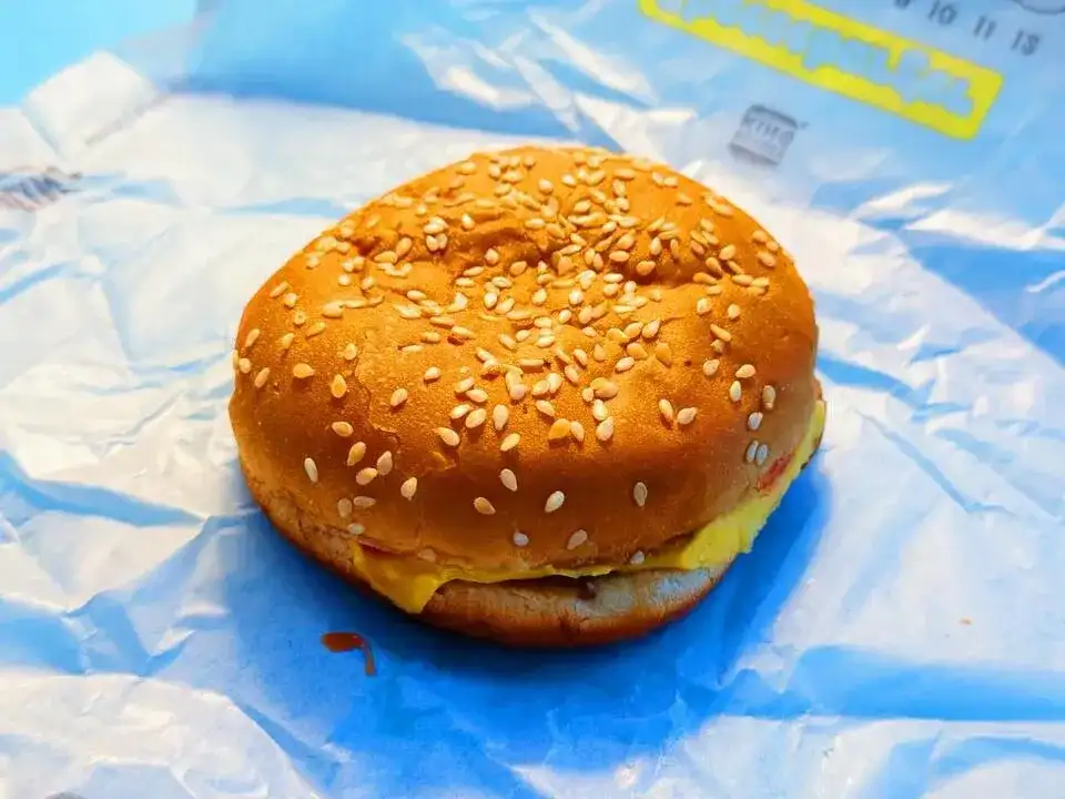 I ranked 5 Burger King cheeseburgers from worst to best. The winner was the most classic. - 1