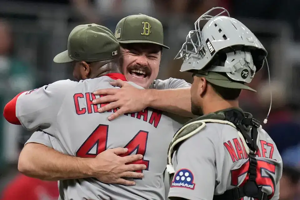 Willson Contreras hits a 2-run homer in the 8th to lift Red Sox past Braves - 4