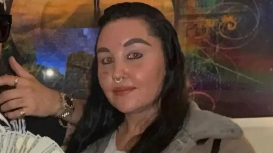 Amanda Bynes announces release of new electronic song Girlfriend as she makes music comeback: 'Please listen' - 2