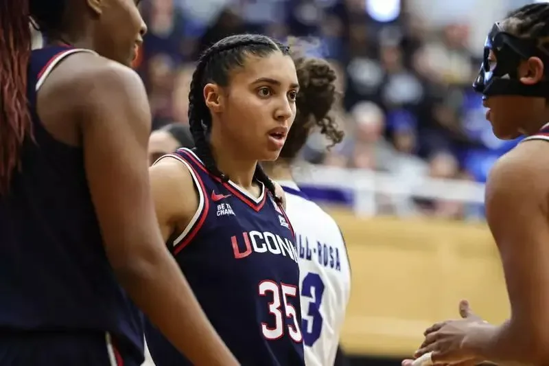 Fudd goes No. 1, reunites with Bueckers in Dallas - 1