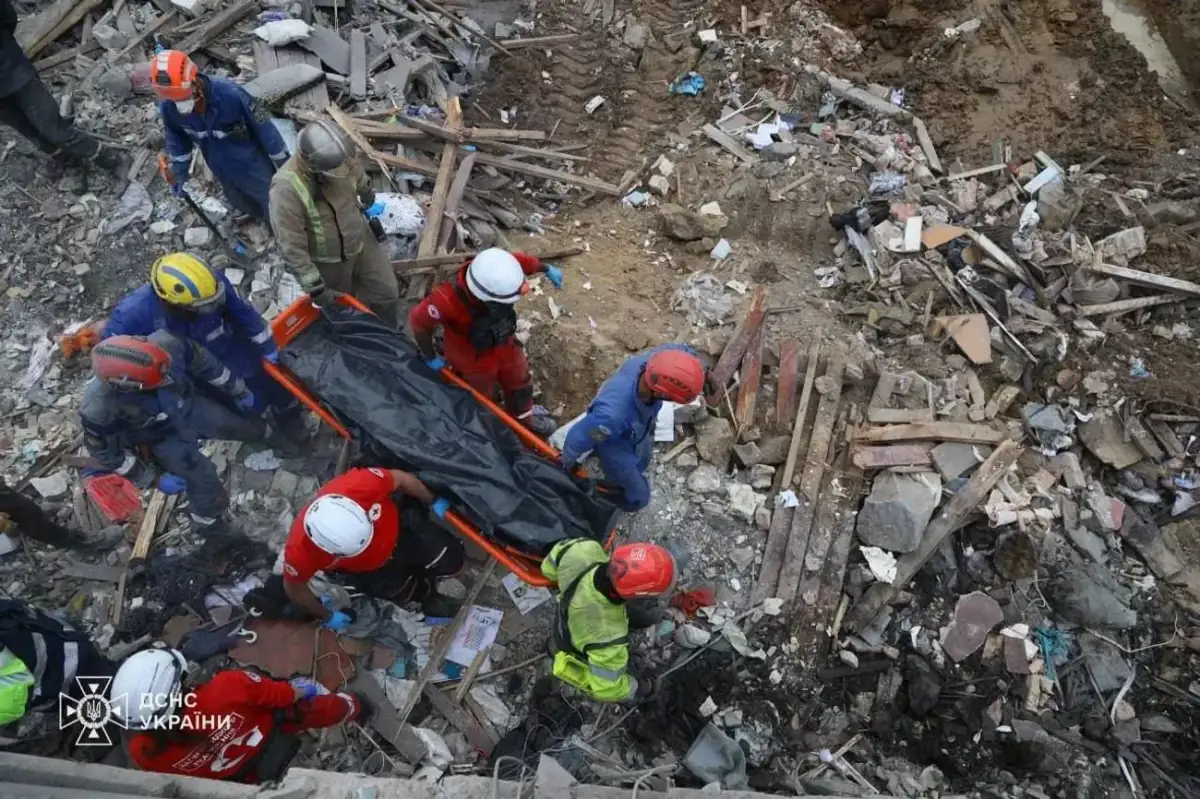 Rescuers search rubble of Kyiv flats after massive Russian strikes kill two - 3