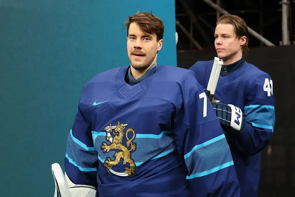 21 Ridiculously Hot Olympic Hockey Players Who Are Literally Getting Me Through Life Until The Next "Heated Rivalry" Season Drops - 3