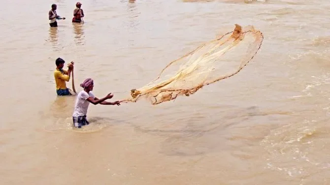 Man dies as fishing boat capsizes off Puthuvype - 1