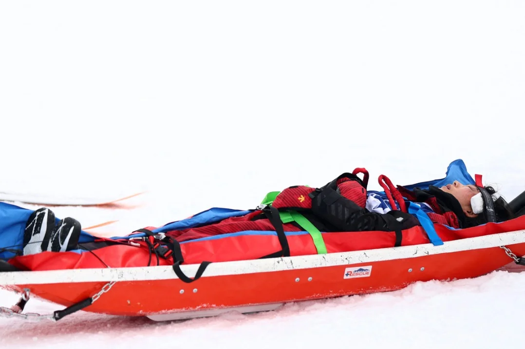 Chinese star stretchered off the halfpipe - 1