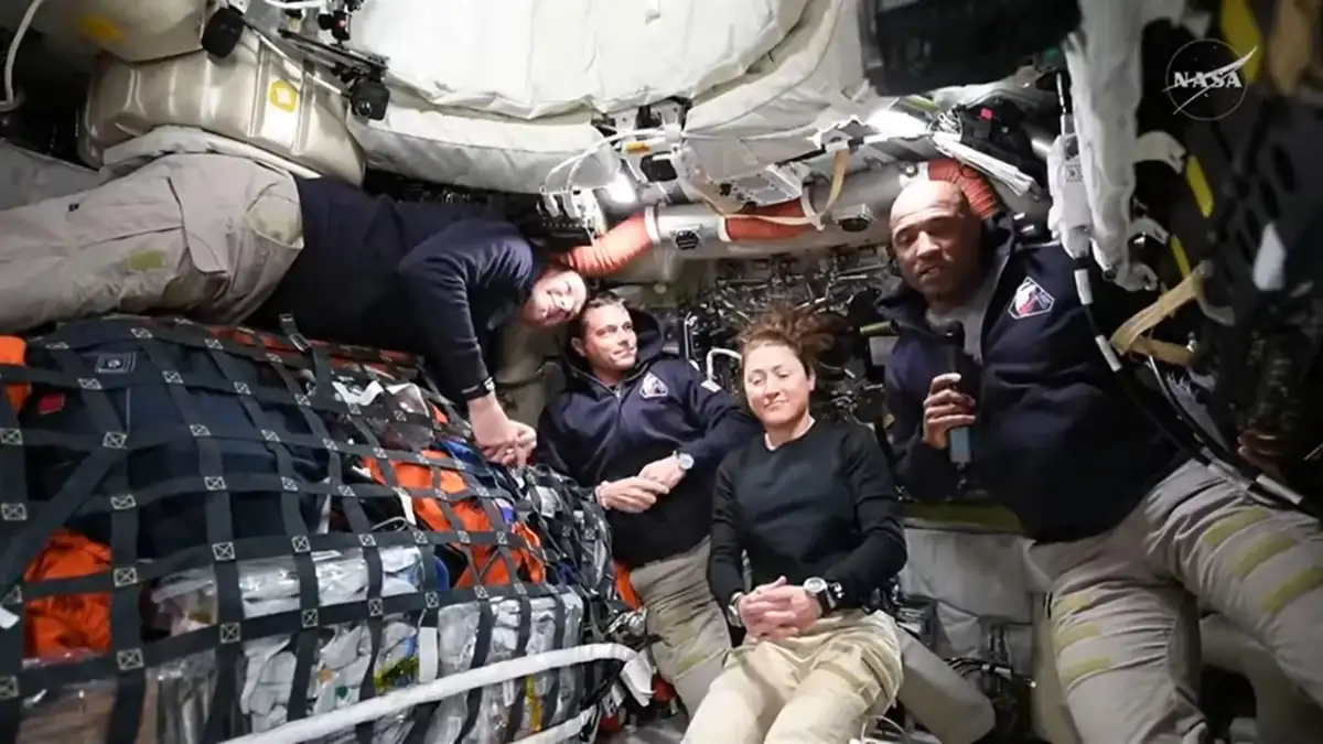 Artemis II astronauts pass 100,000 miles from Earth on voyage to the moon - 2