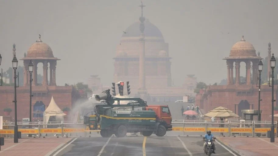 Delhi records low of 11.8°C, AQI ‘poor’ at 214 - 4