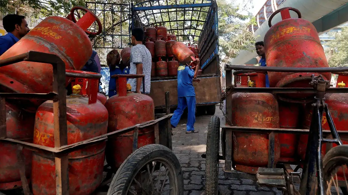 LPG cylinder rates rise: ₹60 domestic, ₹115 commercial from March 7 - 3