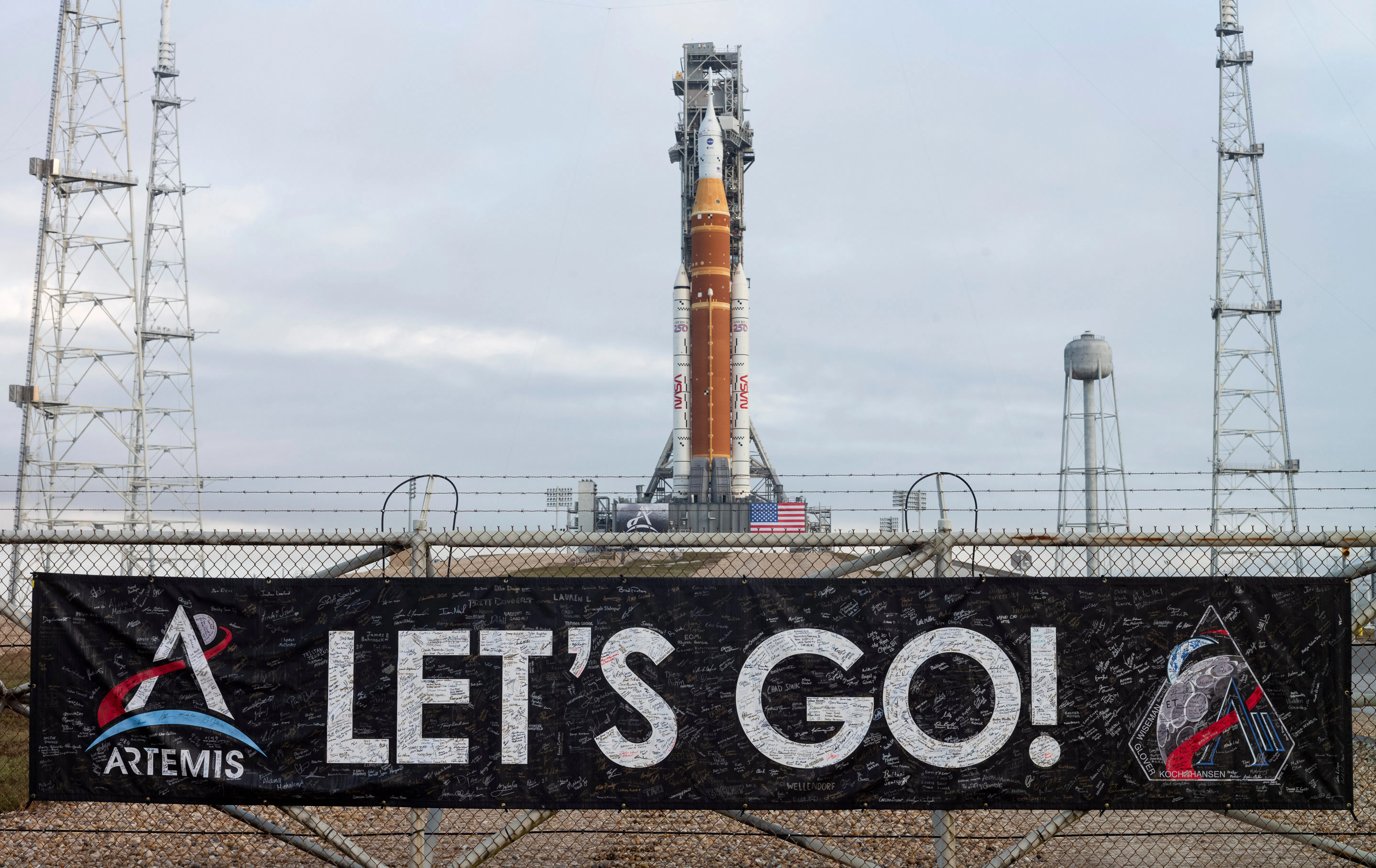 Artemis II astronauts pass 100,000 miles from Earth on voyage to the moon - 4