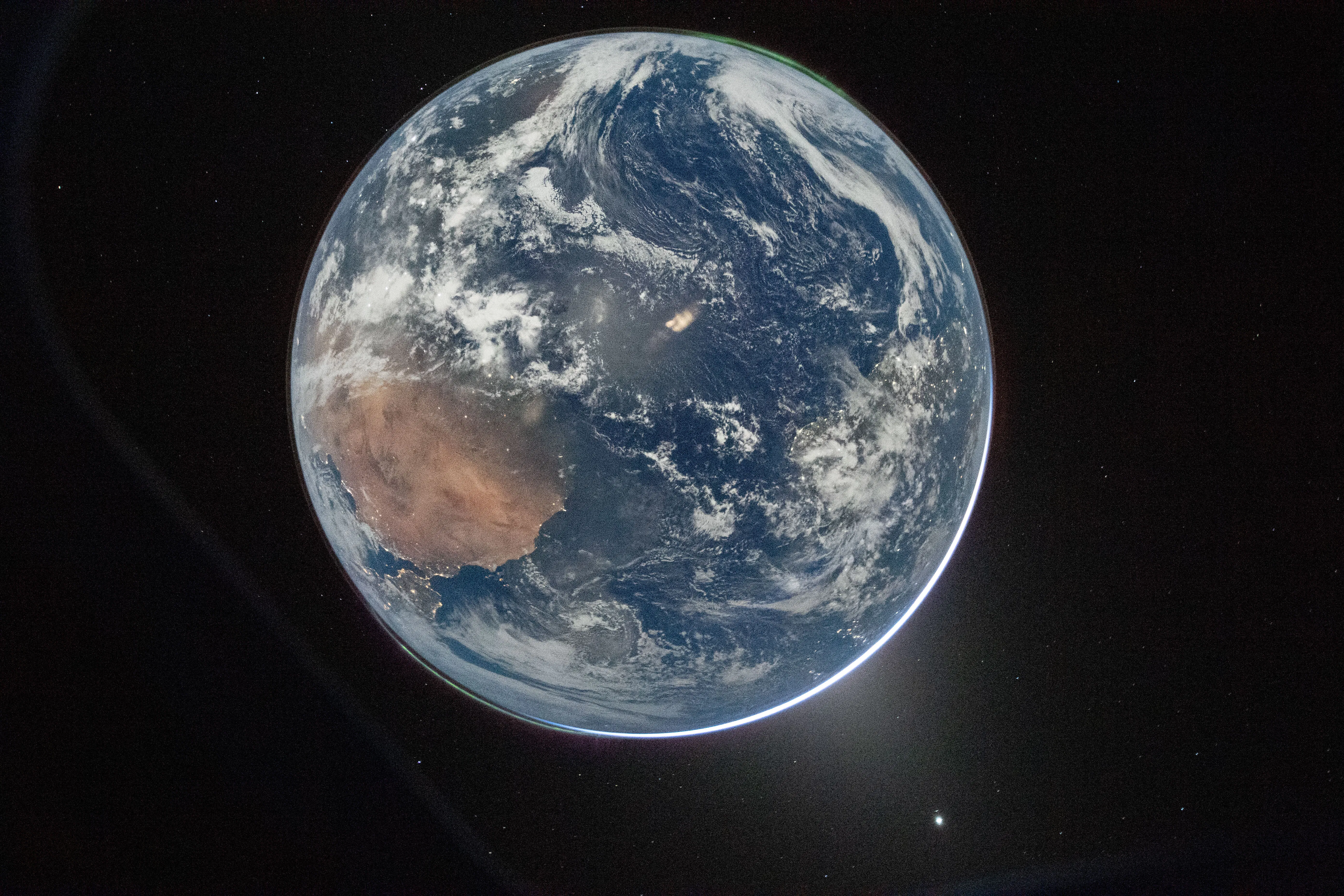 Artemis II astronauts share first stunning images of Earth en route to moon - 3