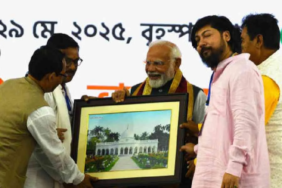 PM Modi urges voters to oust ‘nirmam’ TMC government from Bengal; promises six guarantees if BJP wins - 1