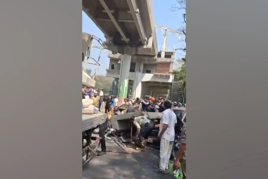 Portion of Mumbai Metro pillar collapses in Mulund; several injured - Times of India - 1