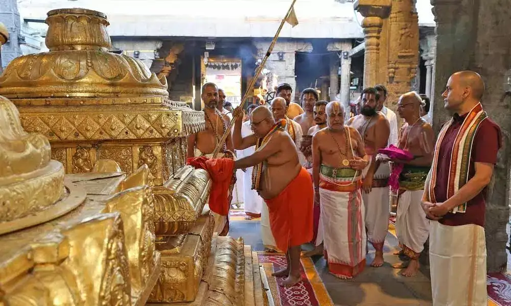 Ahobila Mutt pontiff offers prayers at Tirumala temple - 1