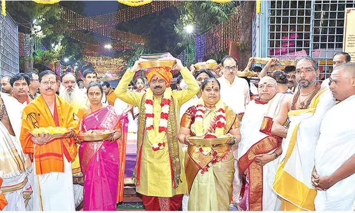 TTD presents ‘silk vastrams’ to Srikalahasti temple - 2