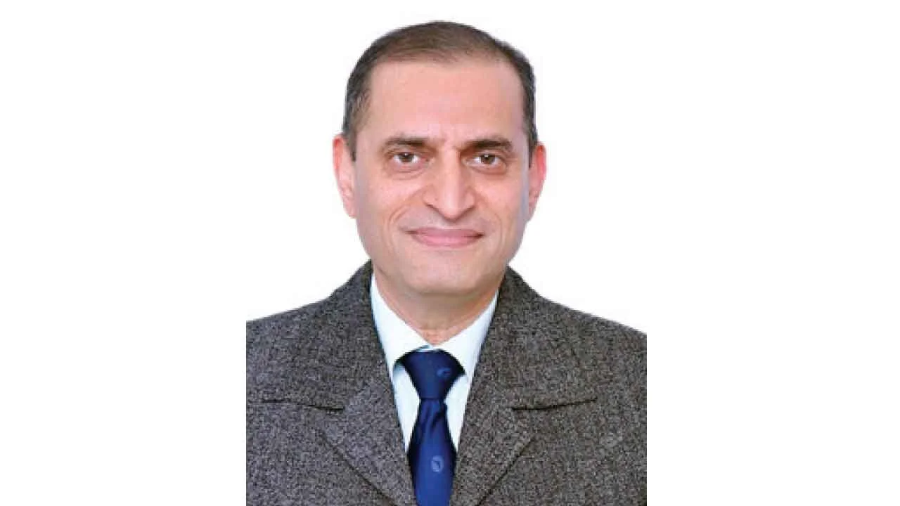 Ancient hedge laying used to boost biodiversity - 1