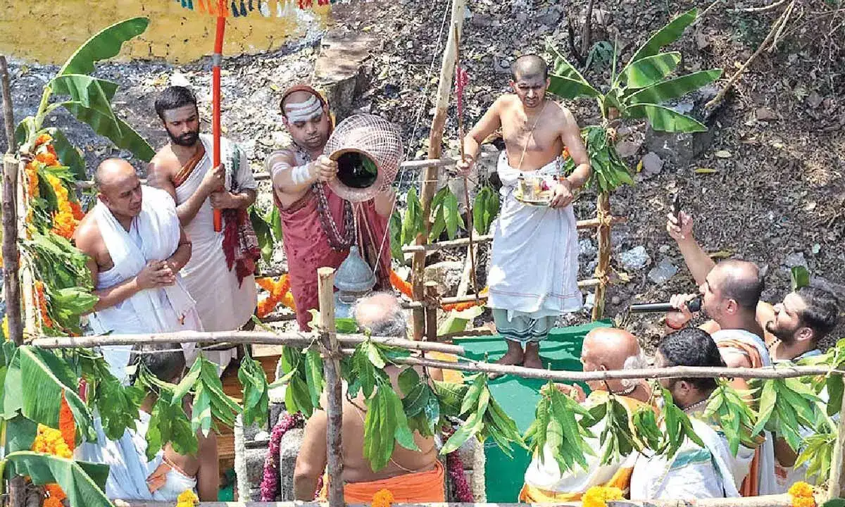 Sri Sri Vidhushekhara Bharati Swamy of Sringeri Sharada Peetham offers prayers at Srisailam - 1