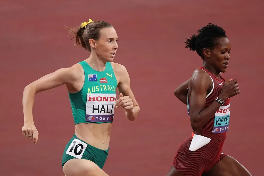 Jess Hull taken out in shocking 1500m final fall after collision with rival as protests dismissed and Claudia Hollingsworth issues emotional apology - 2